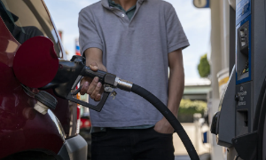 Giá xăng ở Mỹ vượt 4 USD/gallon dù Tổng thống Trump triển khai nhiều biện pháp “hạ nhiệt”