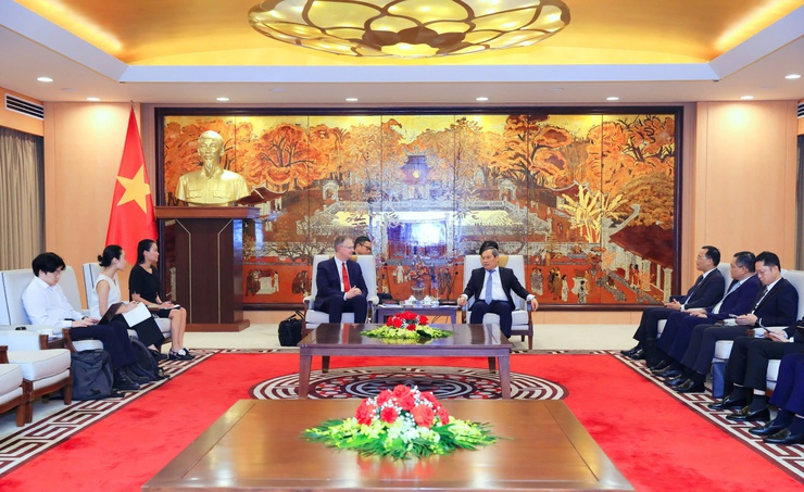 Ông Daniel Kritenbrink, Ủy viên Hội đồng quản trị The Asia Group (TAG), nguyên Đại sứ Hoa Kỳ tại Việt Nam, đề xuất mở rộng hợp tác với Hà Nội trong lĩnh vực trọng điểm như LNG, công nghệ cao (Ảnh: UBND Thành phố Hà Nội)