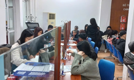Người lao động hưởng chế độ liên quan đến bảo hiểm thất nghiệp. Ảnh: Nhật Dương.