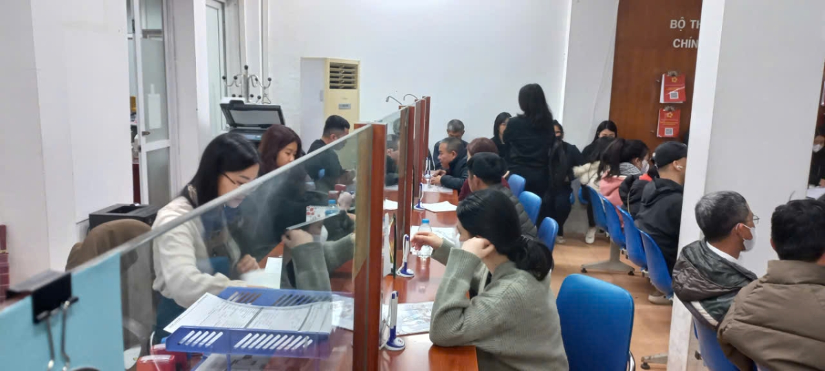 Người lao động hưởng chế độ liên quan đến bảo hiểm thất nghiệp. Ảnh: Nhật Dương.