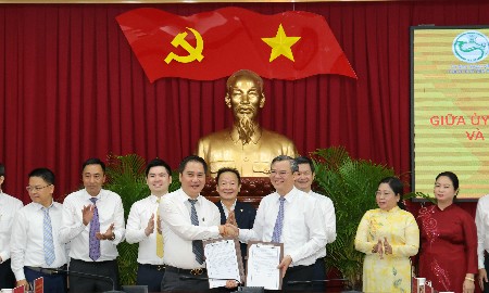 Lãnh đạo UBND thành phố Cần Thơ và lãnh đạo Tập đoàn T&T Group ký kết Thỏa thuận hợp tác. Ảnh: T&T Group.