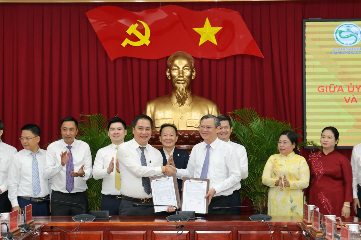 Lãnh đạo UBND thành phố Cần Thơ và lãnh đạo Tập đoàn T&T Group ký kết Thỏa thuận hợp tác. Ảnh: T&T Group.