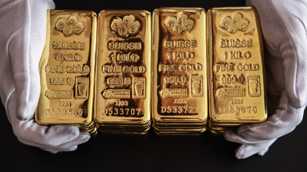 Giá vàng nhảy vọt lên gần 4.700 USD/oz nhờ tin tốt về chiến tranh, SPDR Gold Trust mua ròng