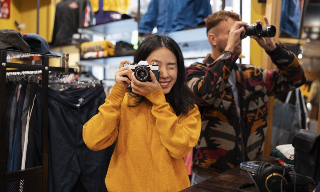 Người trẻ Việt dần có xu hướng quay lại với các hình thức trải nghiệm mang tính “xưa cũ” như chụp ảnh bằng máy film hoặc sưu tầm băng đĩa.