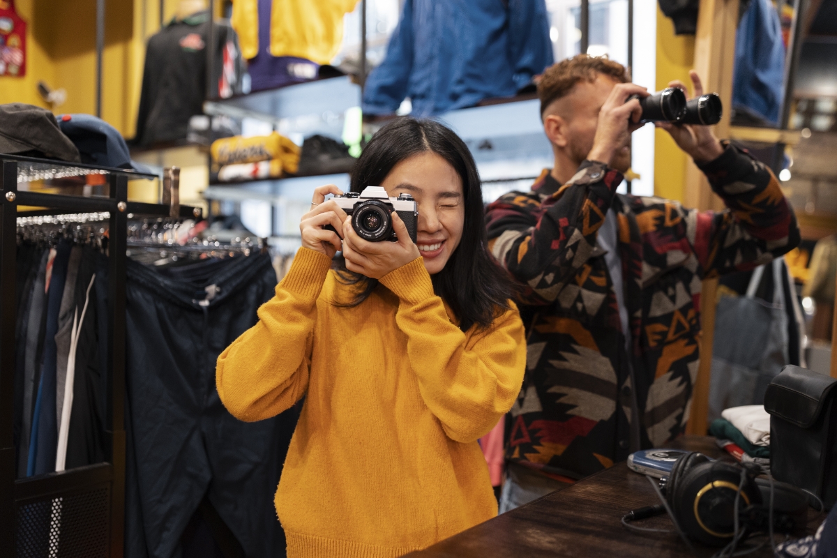 Người trẻ Việt dần có xu hướng quay lại với các hình thức trải nghiệm mang tính “xưa cũ” như chụp ảnh bằng máy film hoặc sưu tầm băng đĩa.