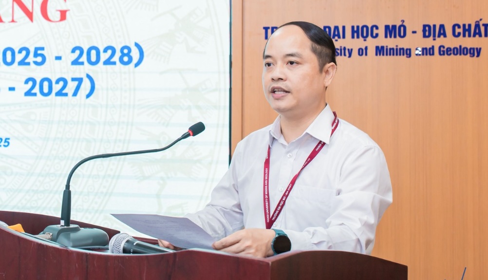 Theo PGS.TS Lê Xuân Thành, giảng viên cao cấp Bộ môn Điện khí hóa, Trường Đại học Mỏ – Địa chất, với quy hoạch điện hiện nay, hệ thống điện Việt Nam có thể đáp ứng đồng thời nhu cầu sản xuất và phát triển giao thông điện trong điều kiện bình thường.