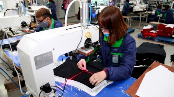 Lương tối thiểu tăng: Công nhân mừng vui, doanh nghiệp lo lắng