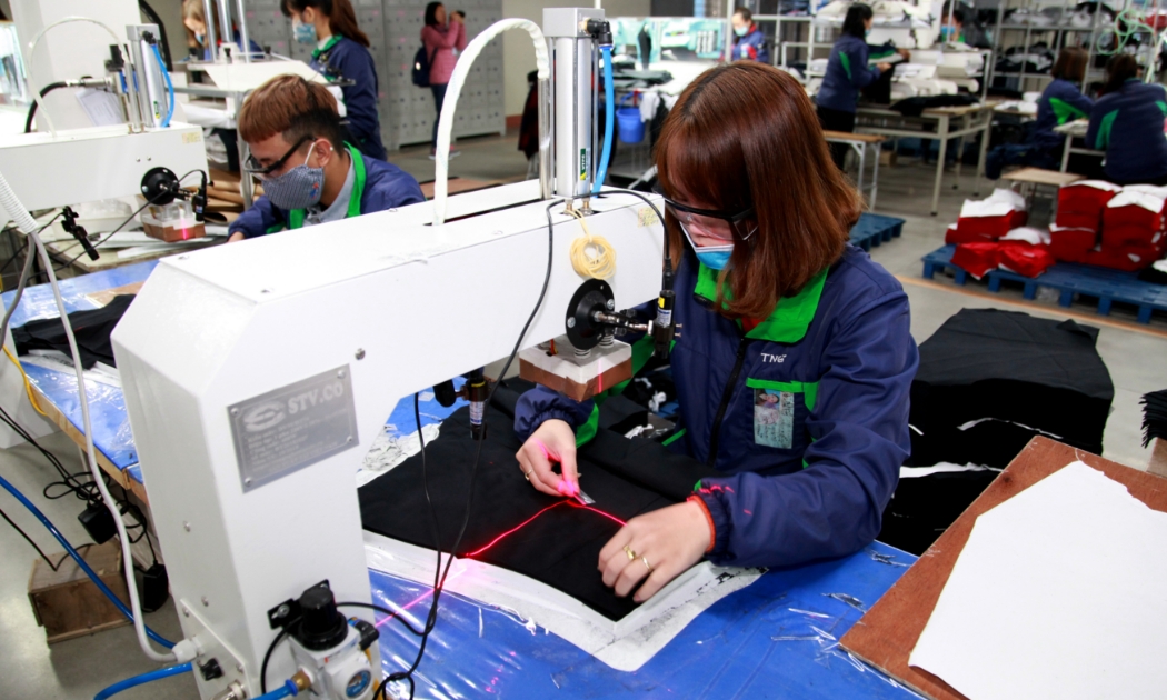 Lương tối thiểu tăng: Công nhân mừng vui, doanh nghiệp lo lắng