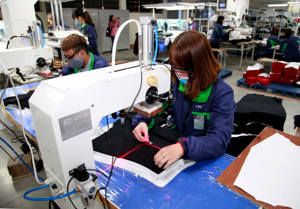 Người lao động làm việc trong ngành dệt may. Ảnh: Mạnh Dũng.