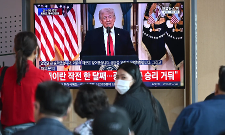 Người dân theo dõi Tổng thống Donald Trump phát biểu qua một màn hình ở thủ đô Seoul, Hàn Quốc sáng 2/4/2026 - Ảnh: Getty/CNBC.