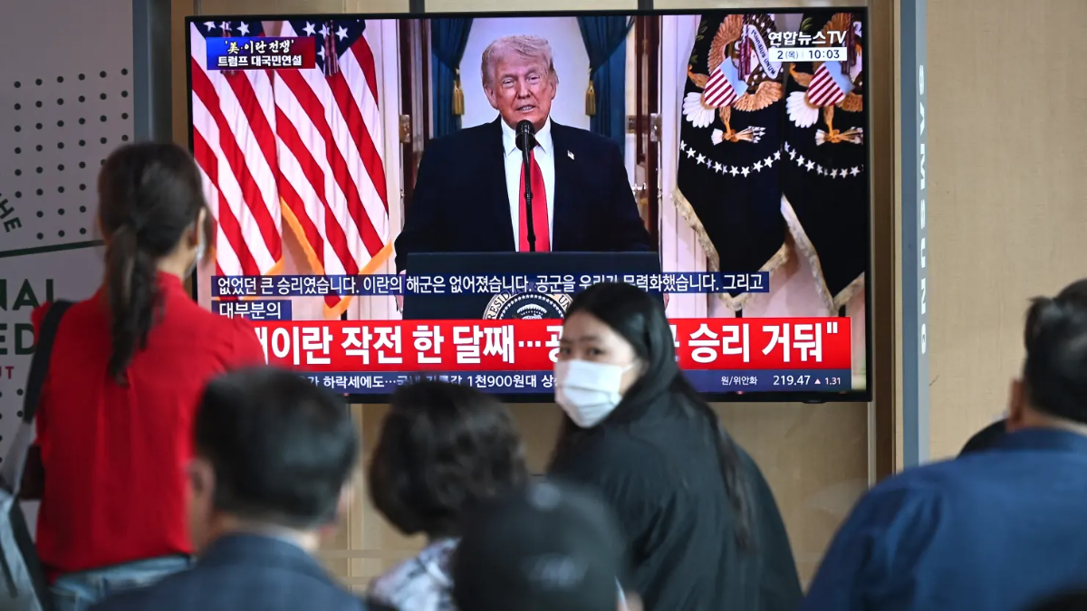 Người dân theo dõi Tổng thống Donald Trump phát biểu qua một màn hình ở thủ đô Seoul, Hàn Quốc sáng 2/4/2026 - Ảnh: Getty/CNBC.