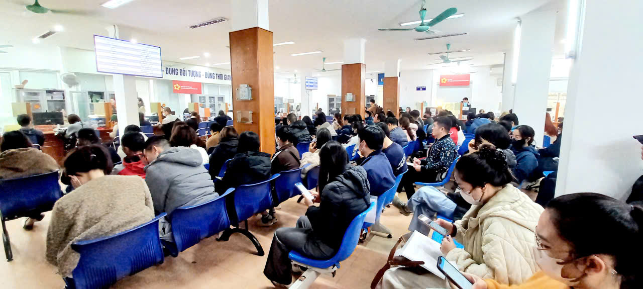 Người lao động chờ hưởng bảo hiểm thất nghiệp tại Hà Nội. Ảnh: Nhật Dương.