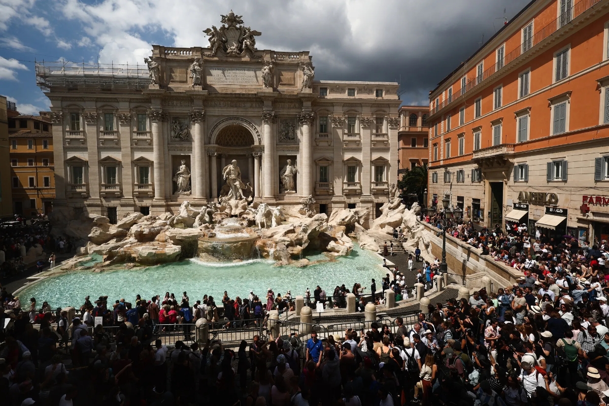 Tại đài phun nước Trevi Fountain - đài phun nước lớn nhất tại Rome, mỗi ngày địa danh này đón khoảng 30.000 lượt khách.