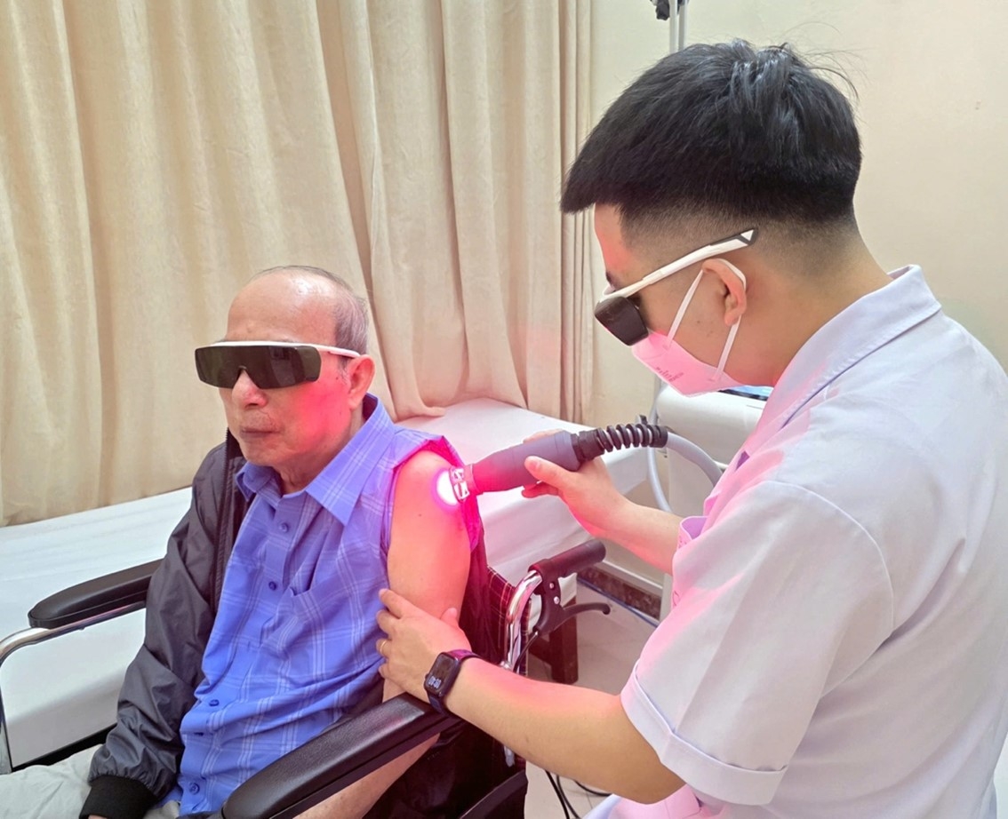 Phương pháp vật lý trị liệu giúp giảm đau cho bệnh nhân.