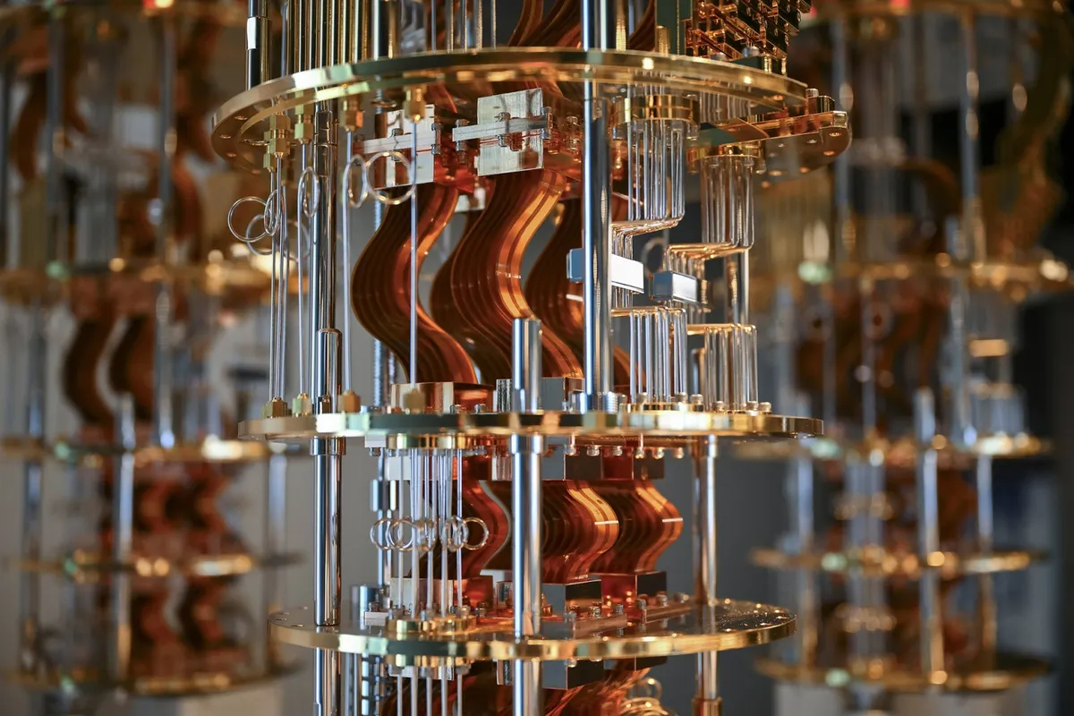 Các nhà nghiên cứu đề xuất chuyển sang mã hóa hậu lượng tử (Post-Quantum Cryptography – PQC), một thế hệ thuật toán mới được thiết kế để chống lại các cuộc tấn công từ máy tính lượng tử.