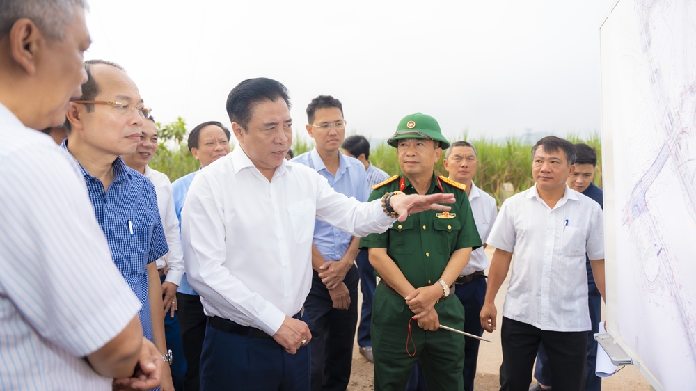Chủ tịch UBND thành phố Huế Nguyễn Khắc Toàn trao đổi với các đơn vị, địa phương về công tác giải phóng mặt bằng và tiến độ thực hiện dự án.