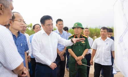 Chủ tịch UBND thành phố Huế Nguyễn Khắc Toàn trao đổi với các đơn vị, địa phương về công tác giải phóng mặt bằng và tiến độ thực hiện dự án.
