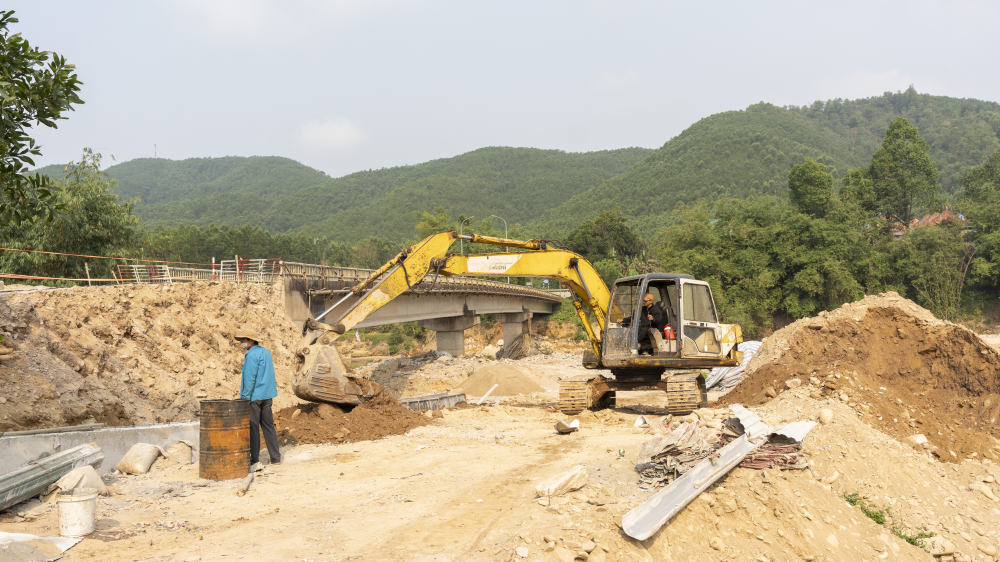 Các đơn vị thi công huy động nhân lực, máy móc triển khai khắc phục, sửa chữa cầu Lê Nô, bảo đảm tiến độ 