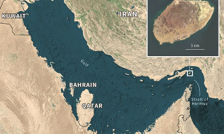 Ảnh chụp từ vệ tinh eo biển Hormuz, với đảo Larak của Iran được phóng to - Ảnh: Getty/CNBC.