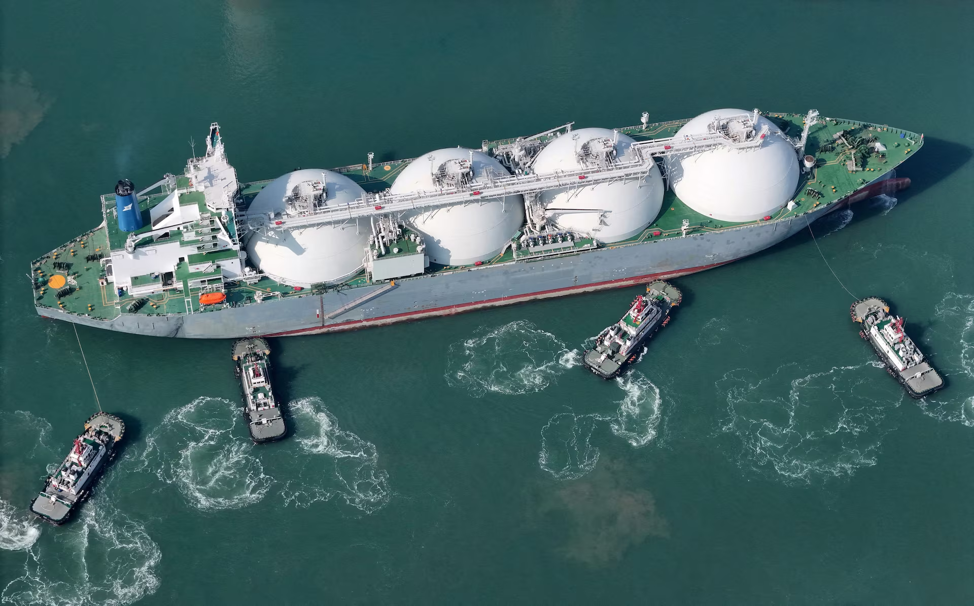 Các tàu kéo đang hỗ trợ một tàu chở khí tự nhiên hóa lỏng (LNG) cập cảng ở Yantai, tỉnh Sơn Đông, Trung Quốc, ngày 14/2/2025 - Ảnh: Reuters