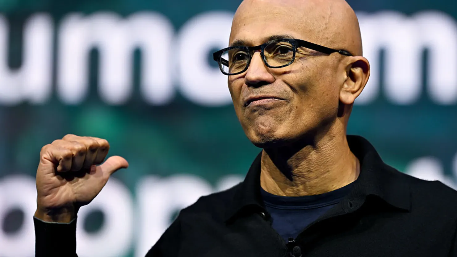 Giám đốc Điều hành Microsoft Satya Nadella phát biểu tại sự kiện Microsoft AI Tour ở Munich, Đức