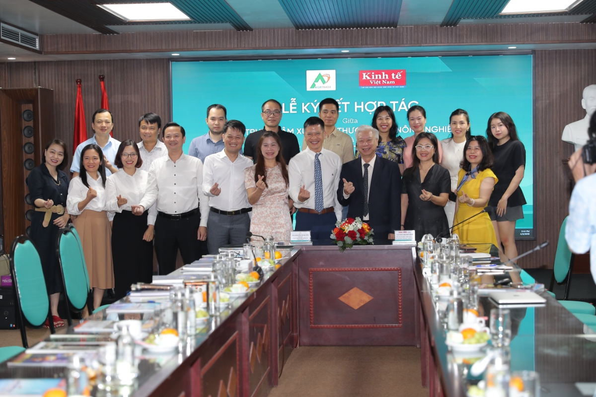 Đại biểu hai bên chụp ảnh lưu niệm sau lễ ký kết. Ảnh: Chu Khôi.