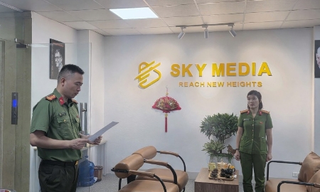 Cơ quan An ninh điều tra Công an Thành phố tiến hành khám xét Công ty Sky Media. Ảnh: Cổng thông tin điện tử Công an TP Hà Nội.