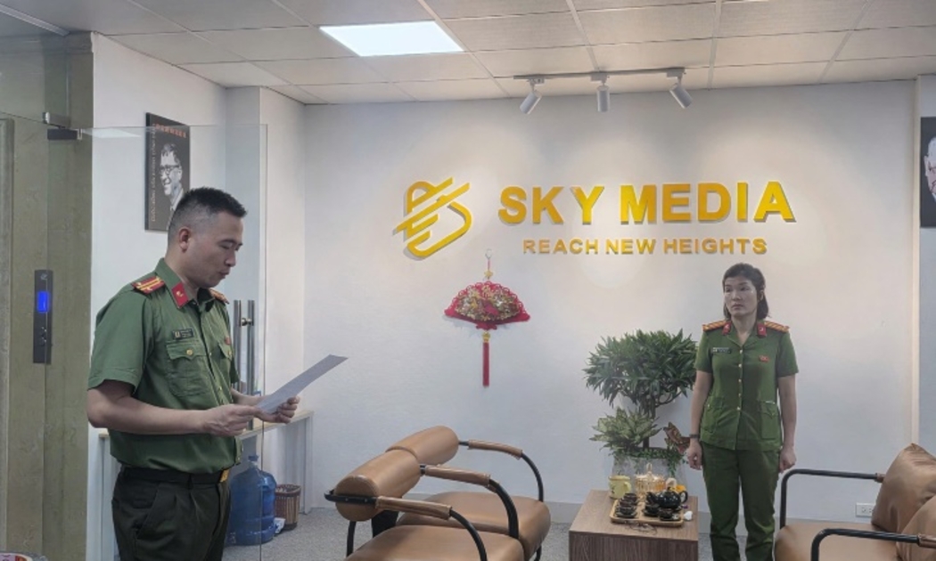 Cơ quan An ninh điều tra Công an Thành phố tiến hành khám xét Công ty Sky Media. Ảnh: Cổng thông tin điện tử Công an TP Hà Nội.