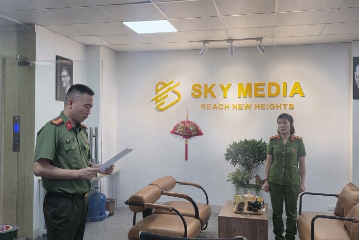 Cơ quan An ninh điều tra Công an Thành phố tiến hành khám xét Công ty Sky Media. Ảnh: Cổng thông tin điện tử Công an TP Hà Nội.