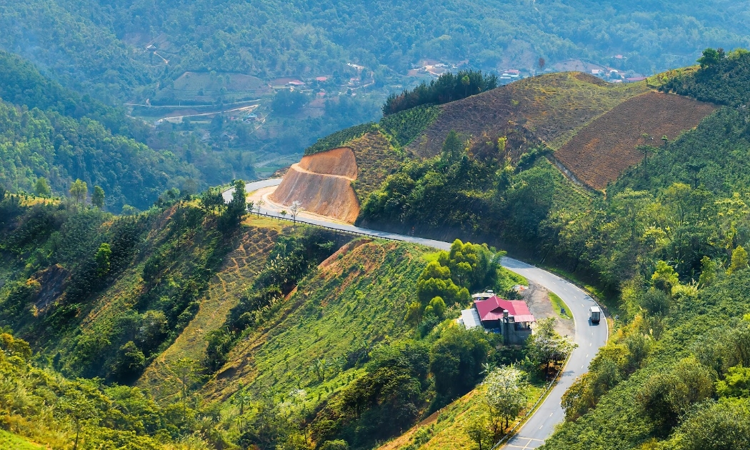 Đèo Pha Đin (hay dốc Pha Đin) nằm trên quốc lộ 6, là ranh giới giáp ranh giữa hai tỉnh Sơn La (huyện Thuận Châu) và Điện Biên (huyện Tuần Giáo) - Ảnh minh họa.