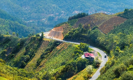 Đèo Pha Đin (hay dốc Pha Đin) nằm trên quốc lộ 6, là ranh giới giáp ranh giữa hai tỉnh Sơn La (huyện Thuận Châu) và Điện Biên (huyện Tuần Giáo) - Ảnh minh họa.