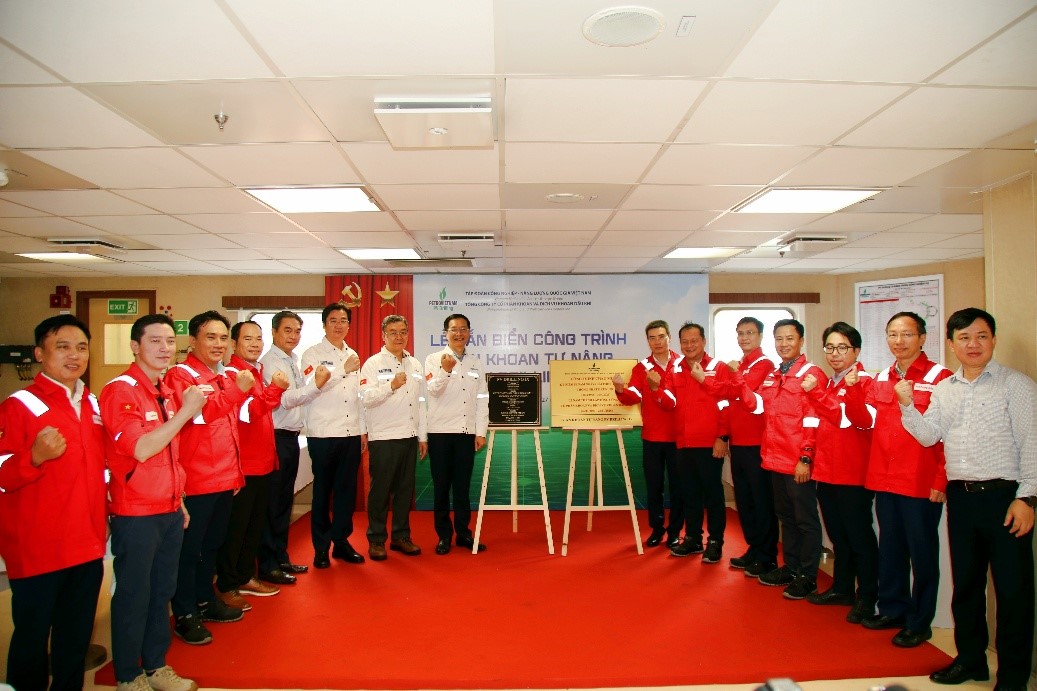 Lễ gắn biển công trình giàn khoan tự nâng PV DRILLING IX. Ảnh: PV Drilling.