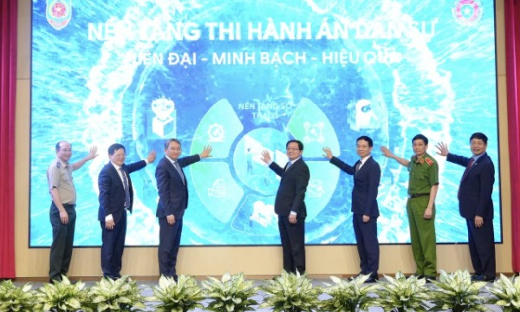Các đại biểu bấm nút khai trương nền tảng số Thi hành án dân sự. Ảnh: MOJ.