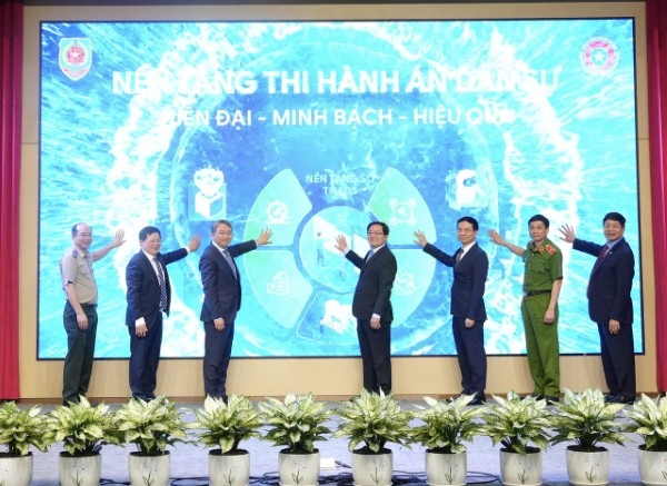 Các đại biểu bấm nút khai trương nền tảng số Thi hành án dân sự. Ảnh: MOJ.