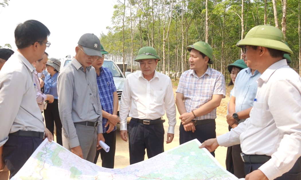 Phó Chủ tịch UBND tỉnh Phan Phong Phú kiểm tra công trình đoạn tuyến tránh Hồ Khe Mước , thuộc dự án BIIG 2