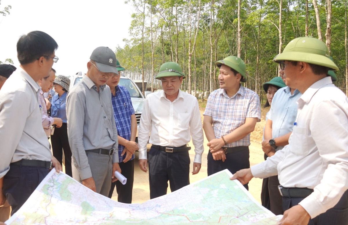 Phó Chủ tịch UBND tỉnh Phan Phong Phú kiểm tra công trình đoạn tuyến tránh Hồ Khe Mước , thuộc dự án BIIG 2