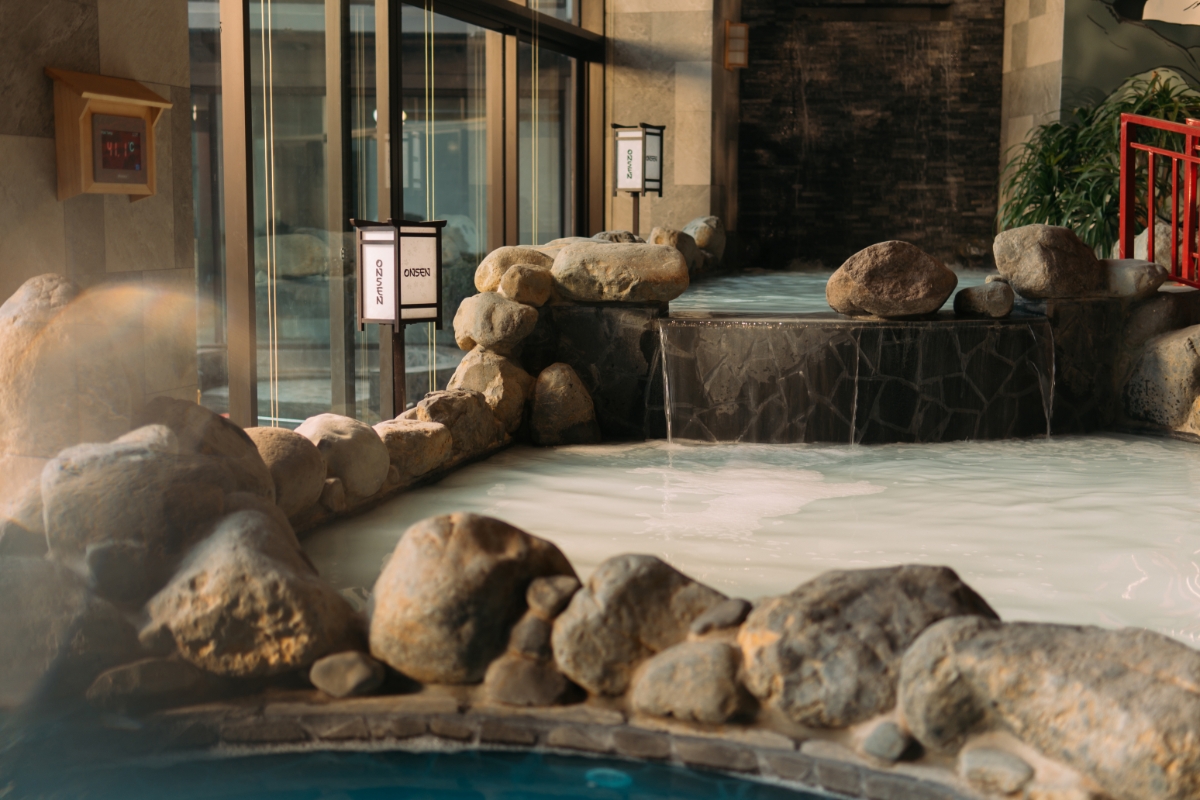 Bể khoáng nóng soda tại Ecopark Hưng Yên làm mềm bề mặt da, cuốn trôi các chất nhờn tiết ra trên da nên rất sảng khoái sau khi tắm.