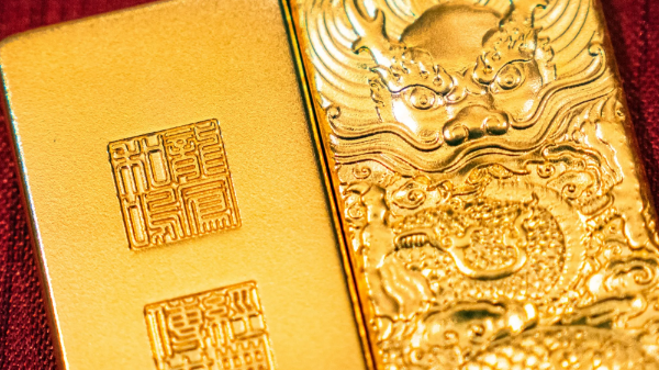 Vàng sụt giá mạnh do USD bật tăng trở lại