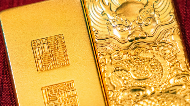 Vàng sụt giá mạnh do USD bật tăng trở lại