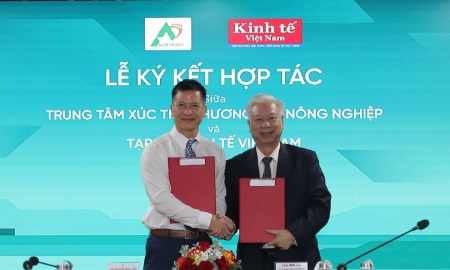 Ông Nguyễn Minh Tiến (bên trái) và ông Đào Quang Bính (bên phải) thực hiện ký kết bản ghi nhớ hợp tác. Ảnh: Chu Khôi.