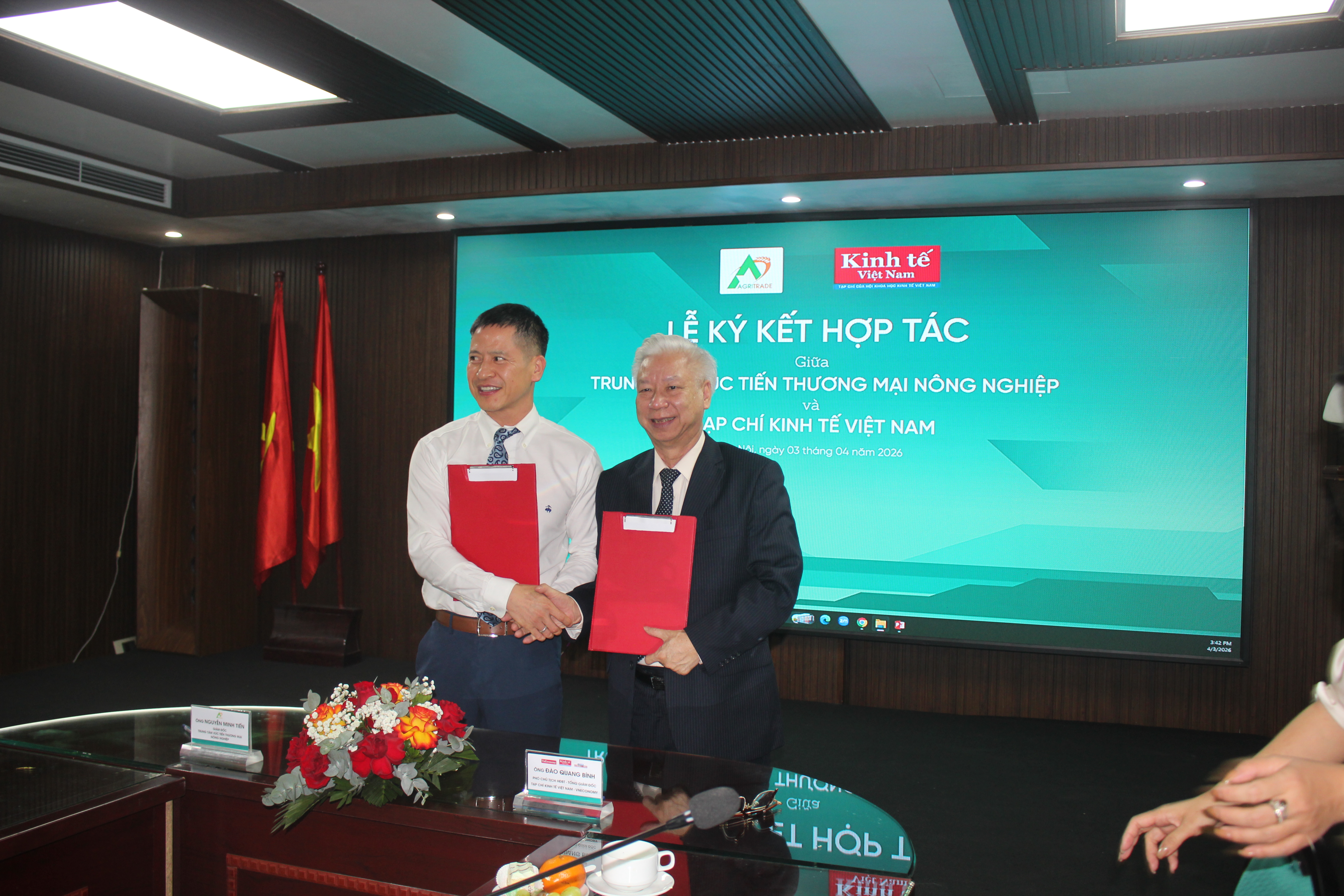 Ông Nguyễn Minh Tiến (bên trái) và ông Đào Quang Bính (bên phải) trao MOU ký kết. Ảnh: Chu Khôi.