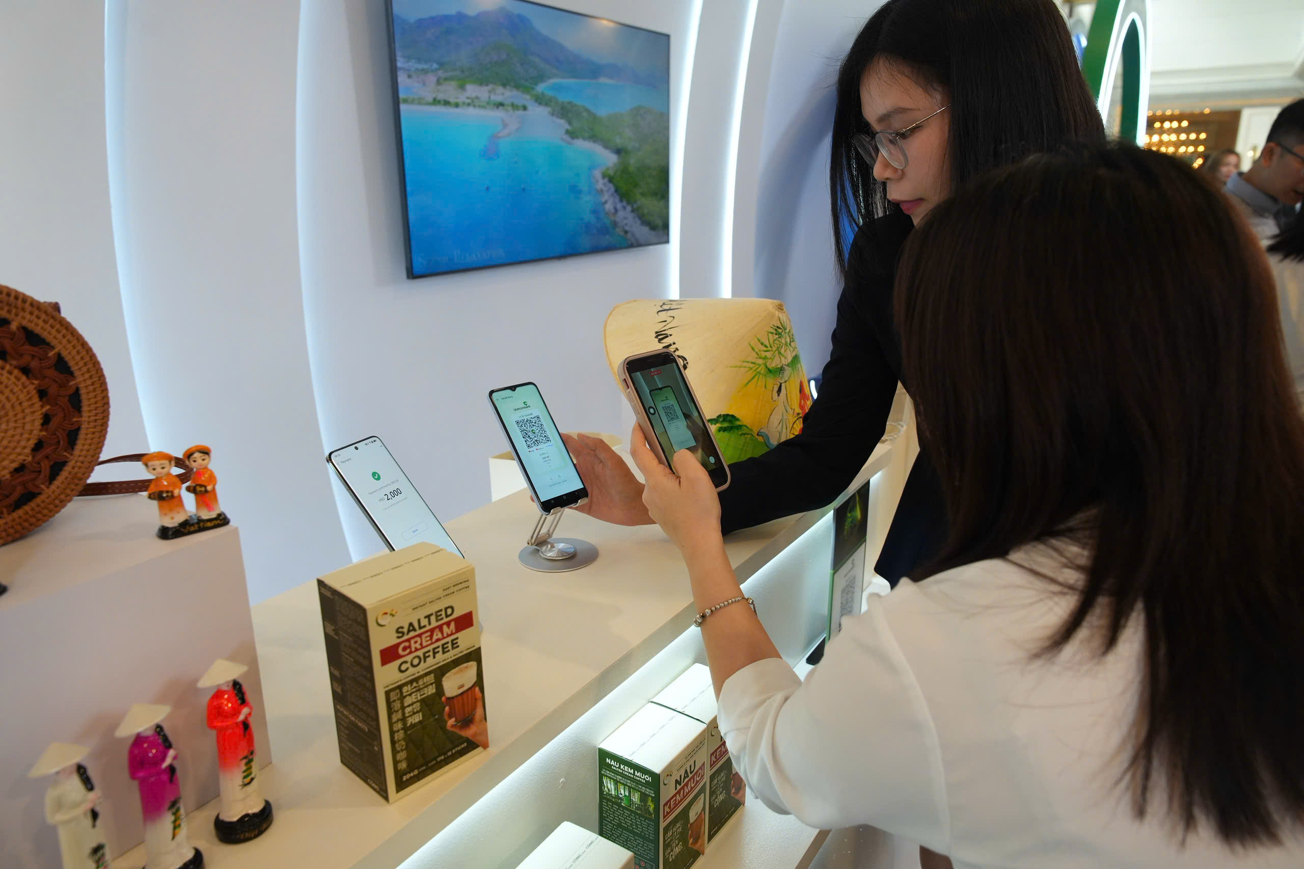 Du khách Trung Quốc trải nghiệm quét mã QR tại Lễ công bố mở rộng triển khai dịch vụ thanh toán QR giữa Việt Nam - Trung Quốc. 