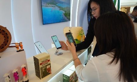 Du khách Trung Quốc trải nghiệm quét mã QR tại Lễ công bố mở rộng triển khai dịch vụ thanh toán QR giữa Việt Nam - Trung Quốc.
