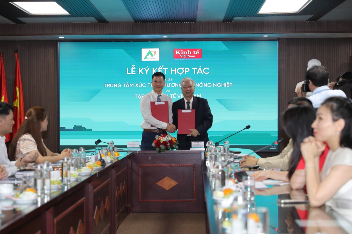 Ông Nguyễn Minh Tiến (bên trái) và ông Đào Quang Bính (bên phải) trao MOU ký kết. Ảnh: Chu Khôi.