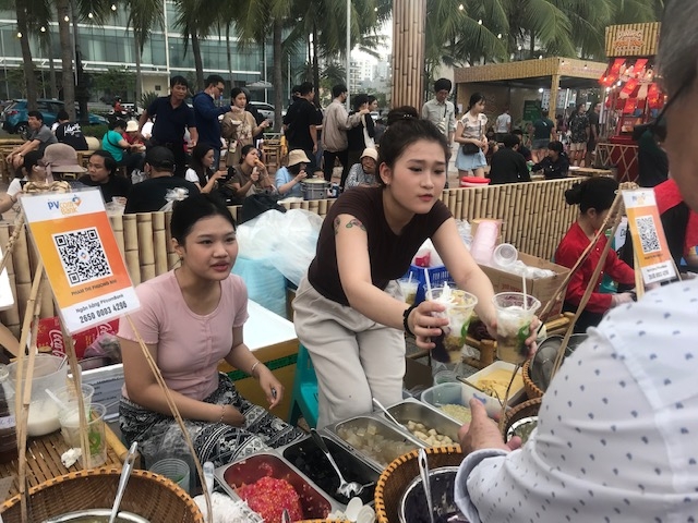 Ẩm thực địa phương tại Chợ đêm ven biển Phạm Văn Đồng được nhiều khách du lịch lựa chọn thưởng thức. Ảnh Ngô Anh Văn