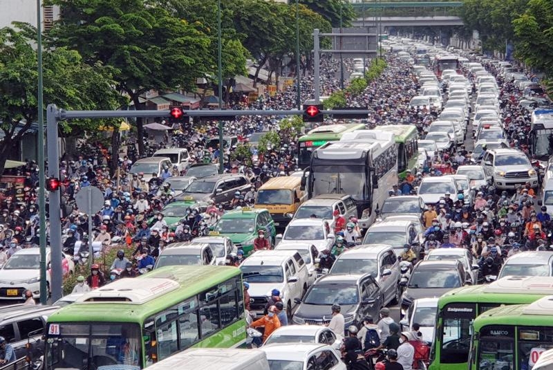 Áp lực môi trường tại TP. Hồ Chí Minh hiện rất lớn khi thành phố phải đáp ứng nhu cầu sinh hoạt của hơn 14 triệu người và quản lý khoảng 12,7 triệu phương tiện giao thông. Ảnh minh họa