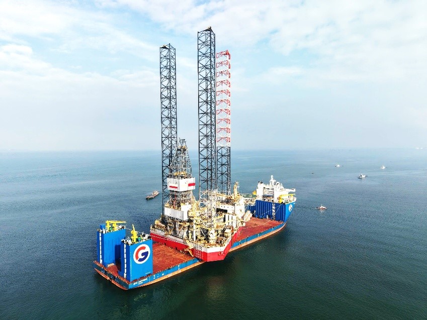 Từ cảng Esbjerg (Đan Mạch), giàn PV DRILLING IX di chuyển sang Rotterdam (Hà Lan), trước khi được vận chuyển bằng tàu chuyên dụng, vượt hơn 12.800 hải lý về Việt Nam vào cuối tháng 12/2025. Ảnh: PV Drilling.