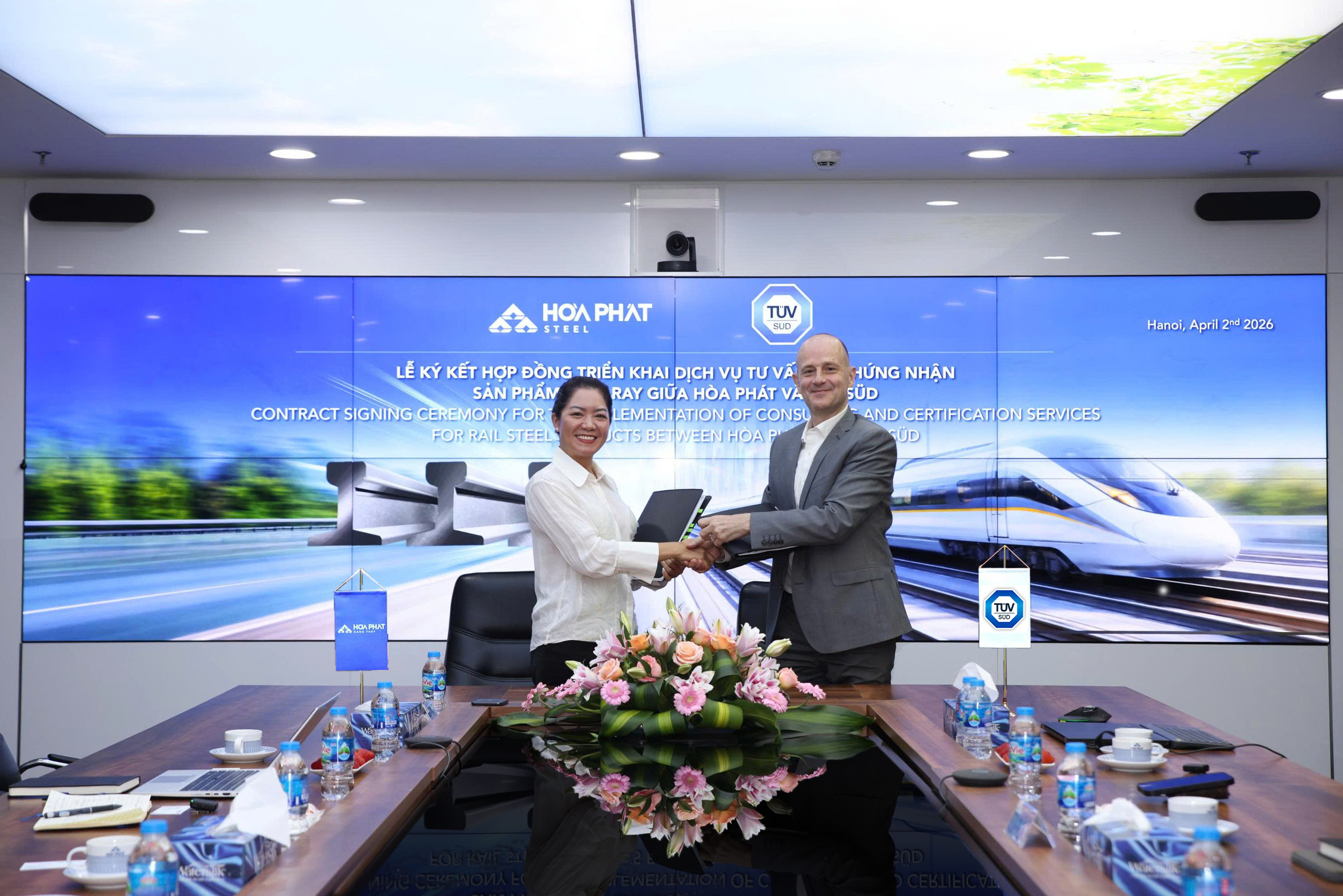 Tập đoàn Hòa Phát và TÜV SÜD (Đức) ký thỏa thuận hợp tác về tư vấn và cấp chứng nhận chất lượng cho các dòng sản phẩm thép ray của Hòa Phát. Ảnh: Hòa Phát.