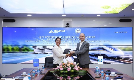 Tập đoàn Hòa Phát và TÜV SÜD (Đức) ký thỏa thuận hợp tác về tư vấn và cấp chứng nhận chất lượng cho các dòng sản phẩm thép ray của Hòa Phát. Ảnh: Hòa Phát.