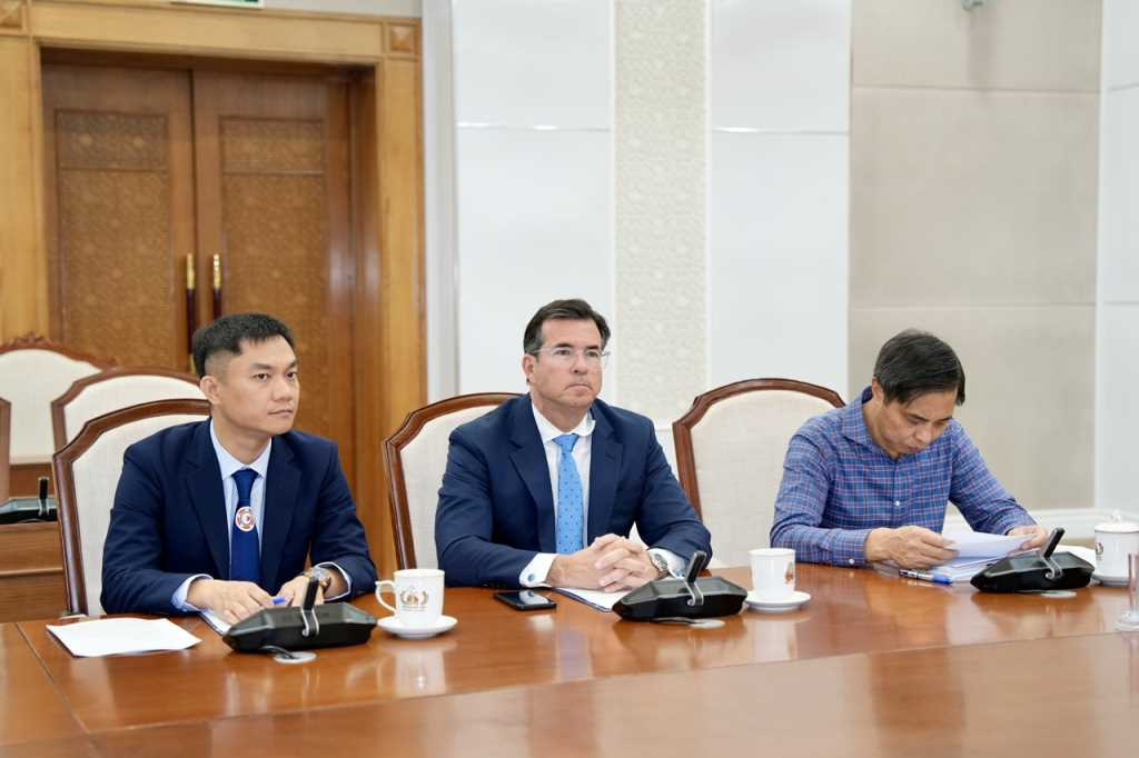 Ông Eric R. Dawicki, Chủ tịch kiêm Giám đốc Viện Nghiên cứu Hàng hải Đông Bắc Mỹ, đề xuất phát triển cảng&nbsp;Con Ong - Hòn Nét trở thành cảng biển đồng bộ, theo tiêu chuẩn toàn cầu. (Ảnh: CTT tỉnh Quảng Ninh)